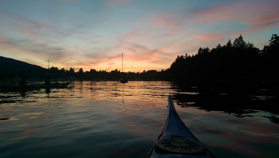 Kayak Ganges Harbour , Salt Spring Island, British Columbia