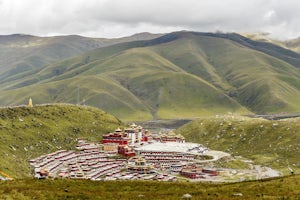 Hike the Zhuqing Monastery (竹庆寺) Emerald Lakes