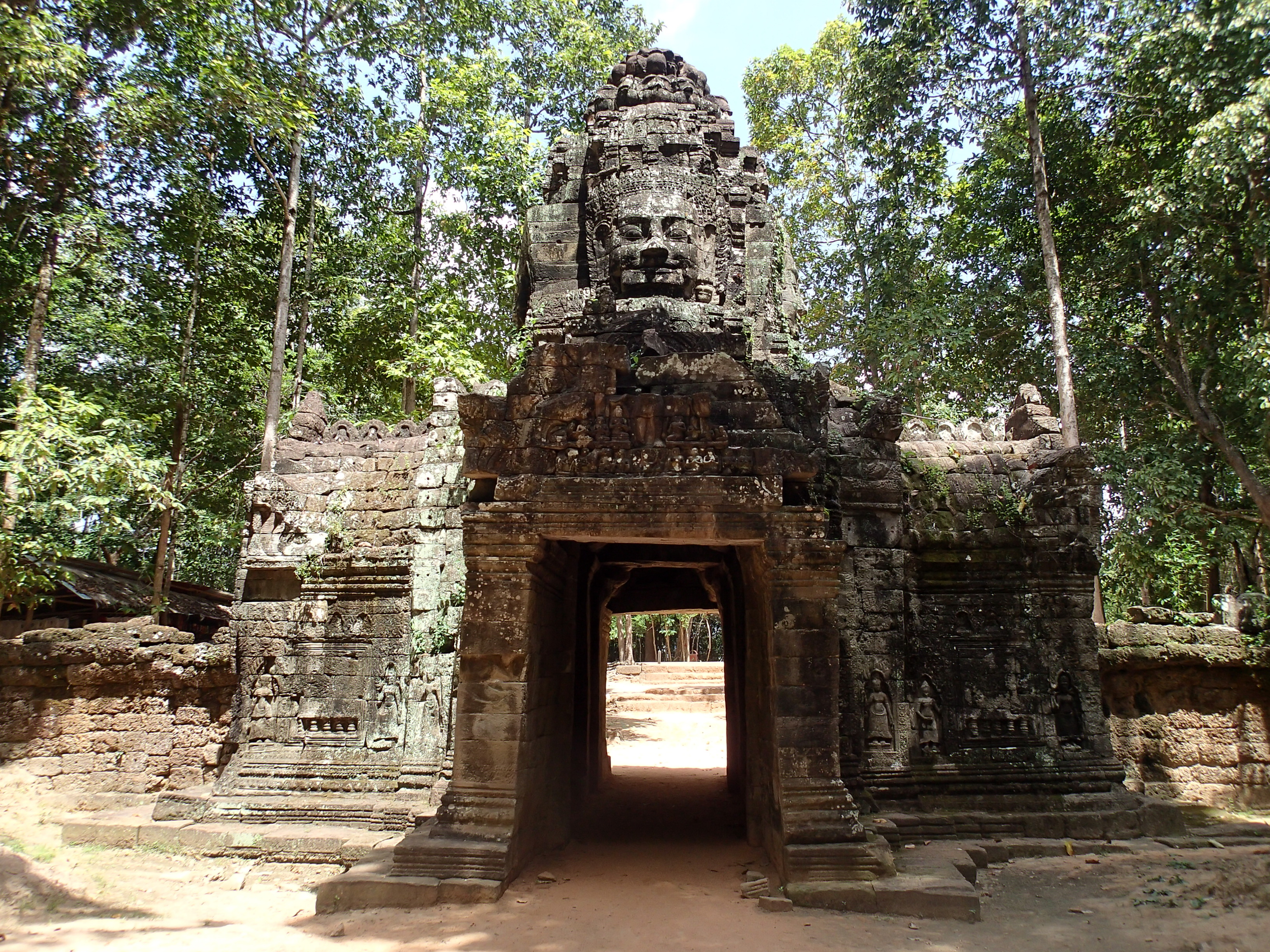 Explore Ta Som Temple