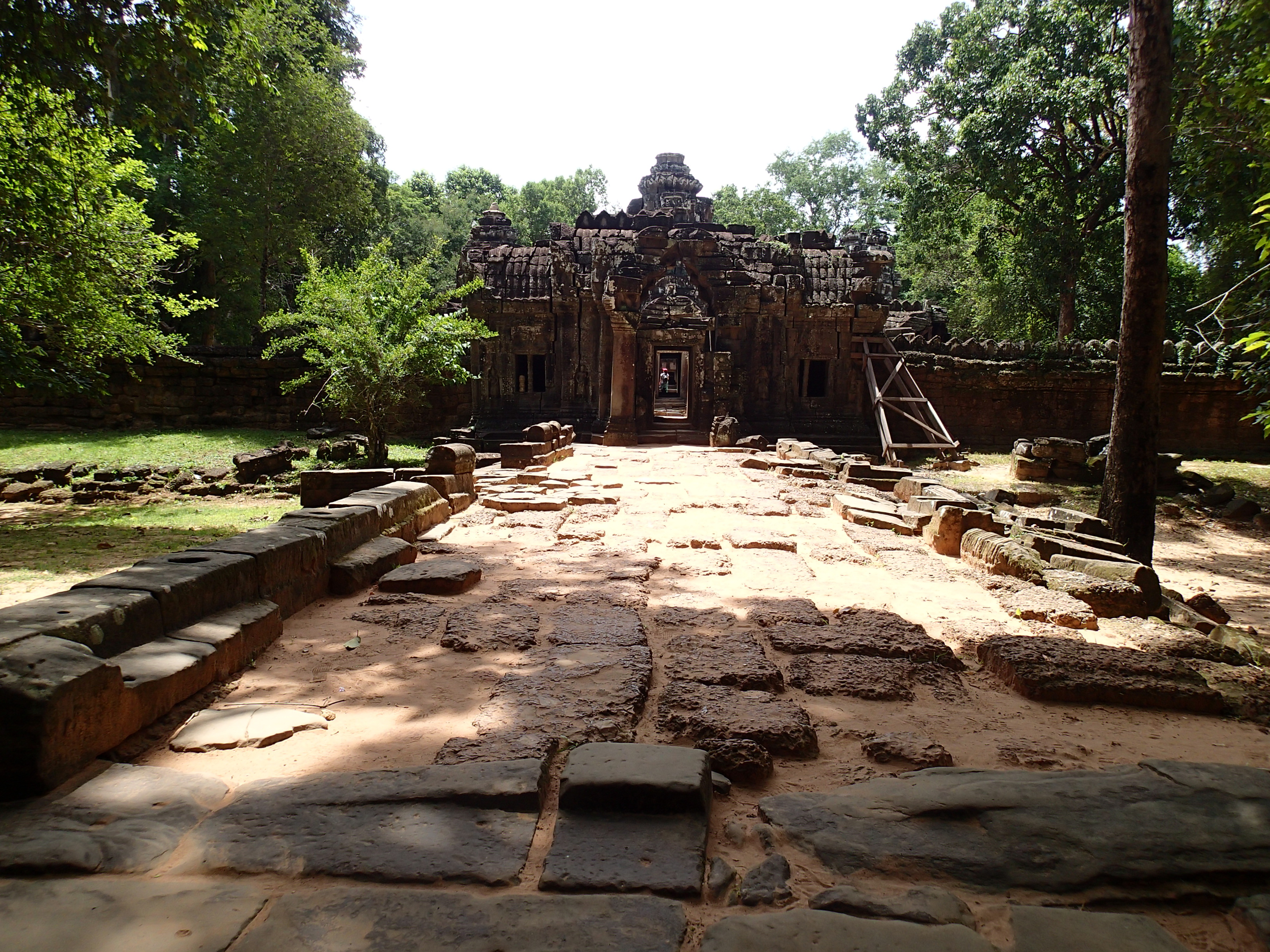 Explore Ta Som Temple