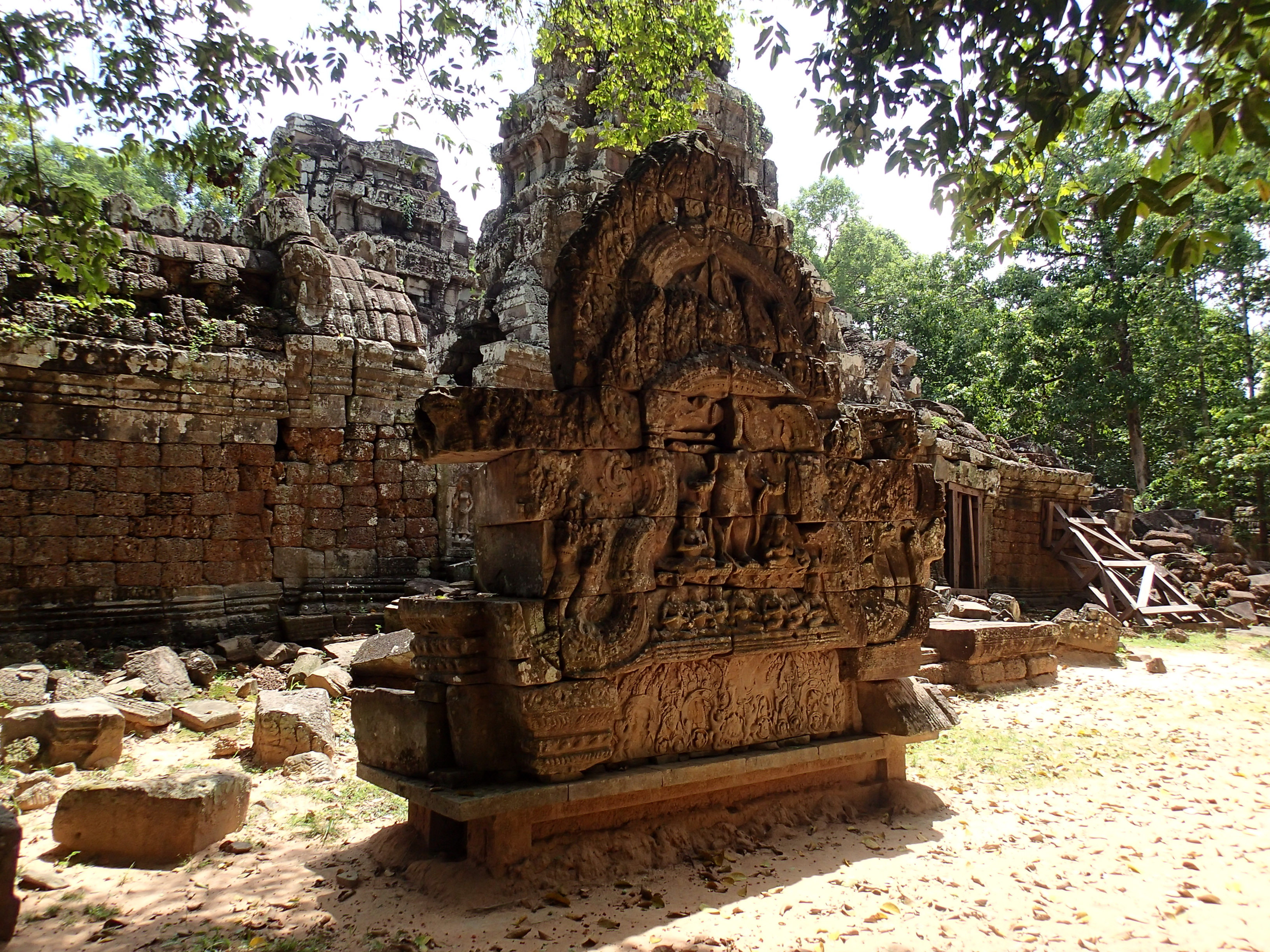 Explore Ta Som Temple