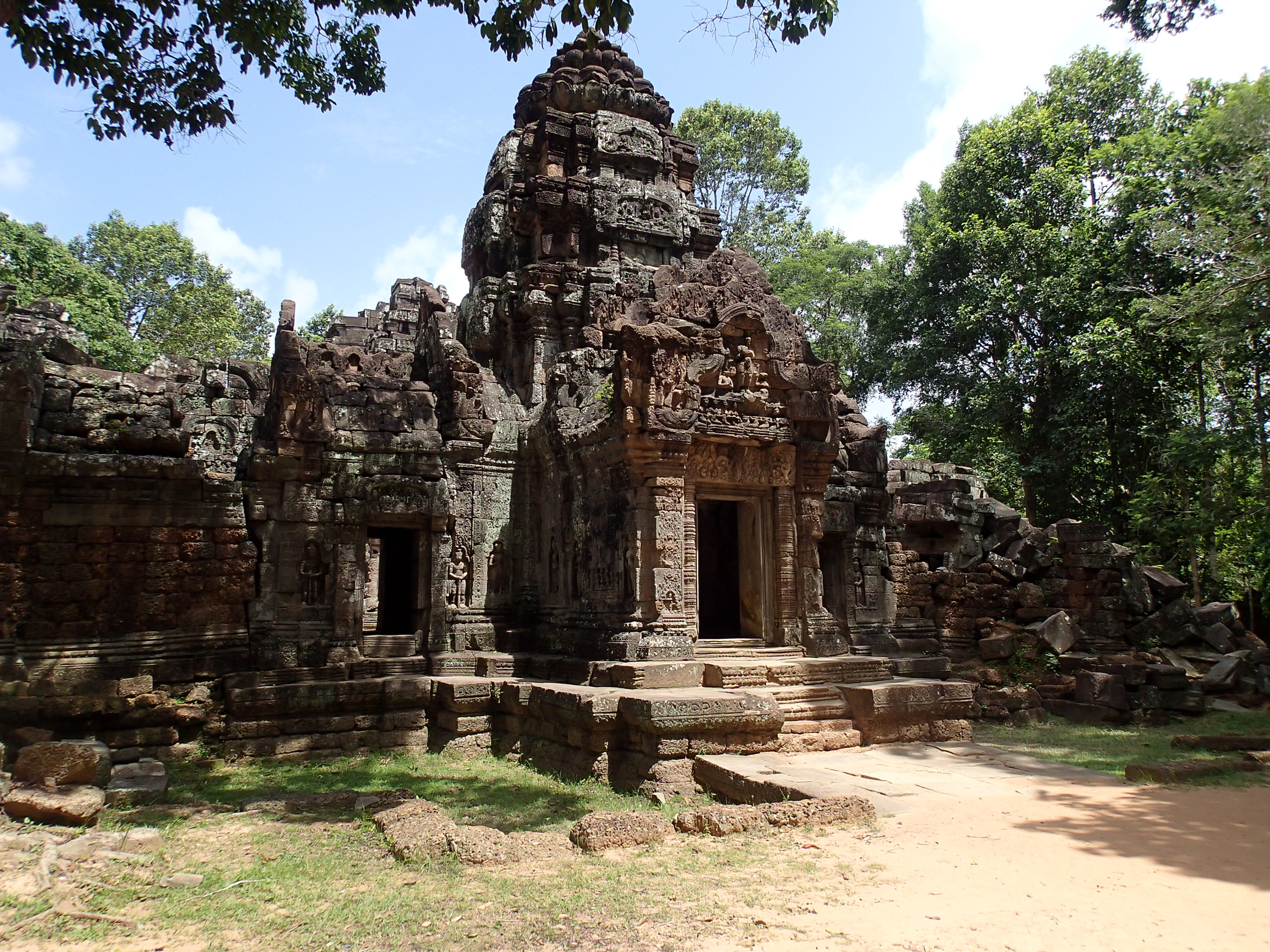 Explore Ta Som Temple
