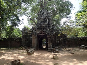 Explore Ta Som Temple