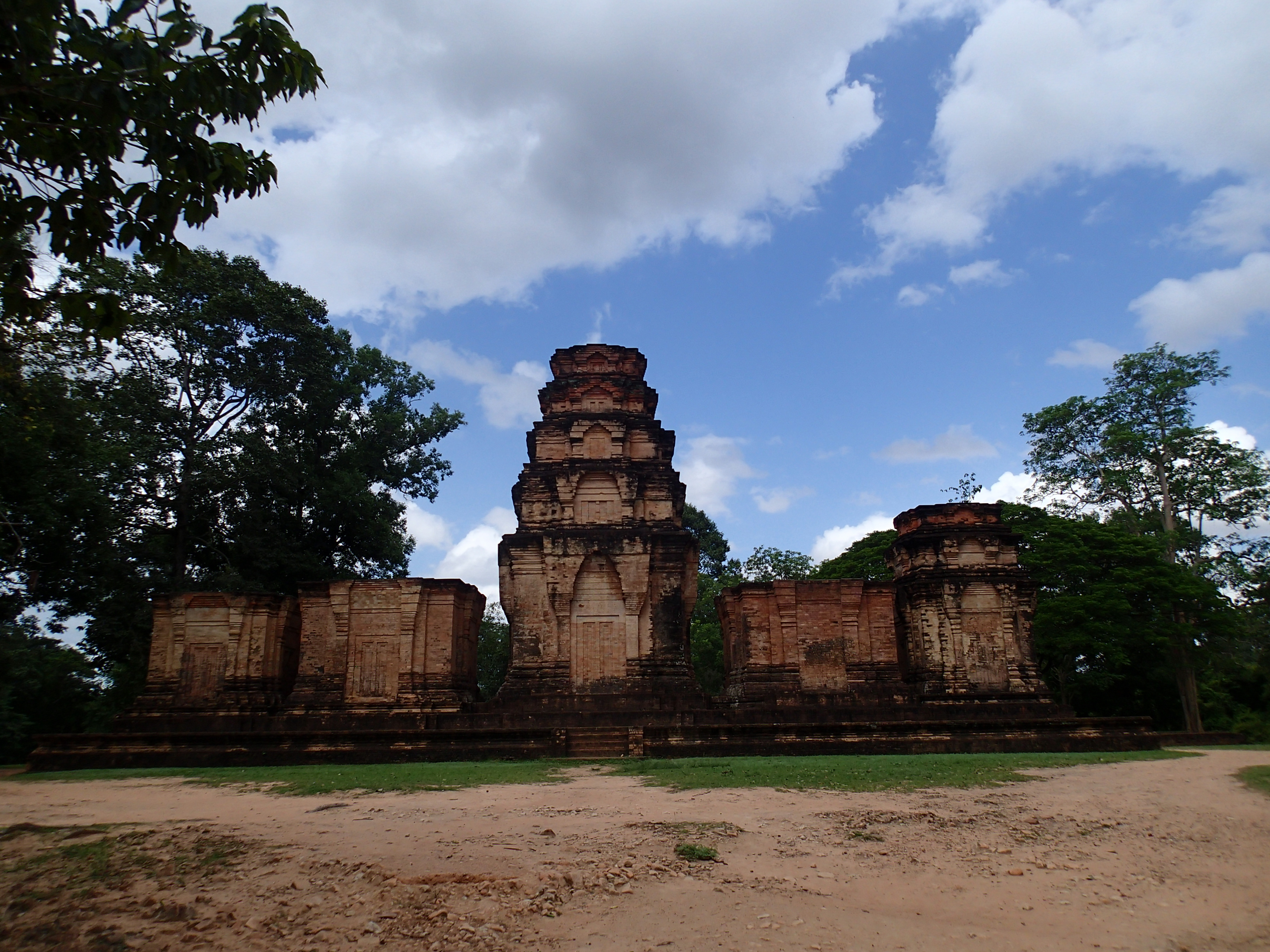 Explore Prasat Kravan