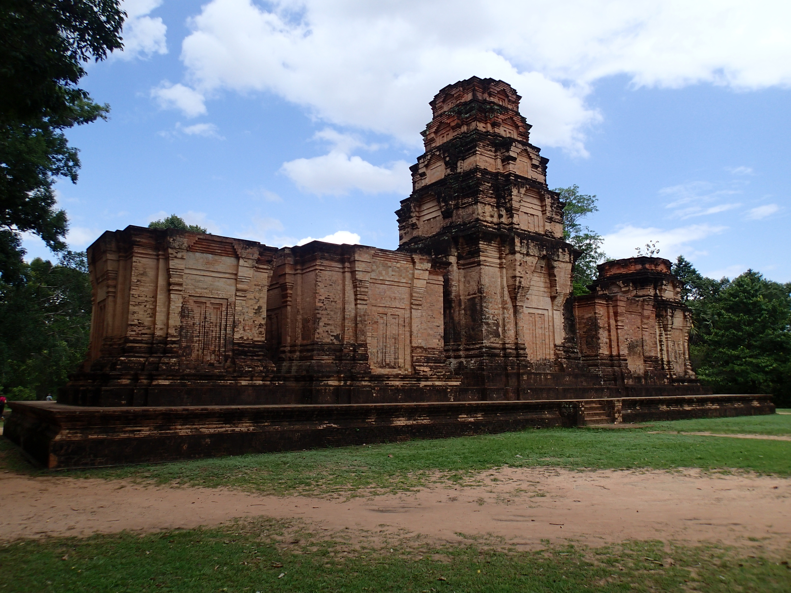 Explore Prasat Kravan
