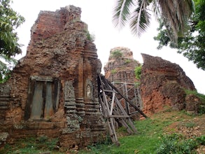 Explore Lolei Temple