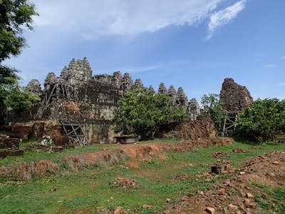 Explore Phnom Bakheng Temple