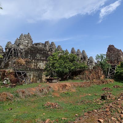 Explore Phnom Bakheng Temple