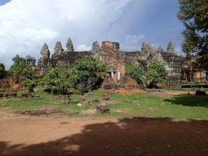 Explore Phnom Bakheng Temple