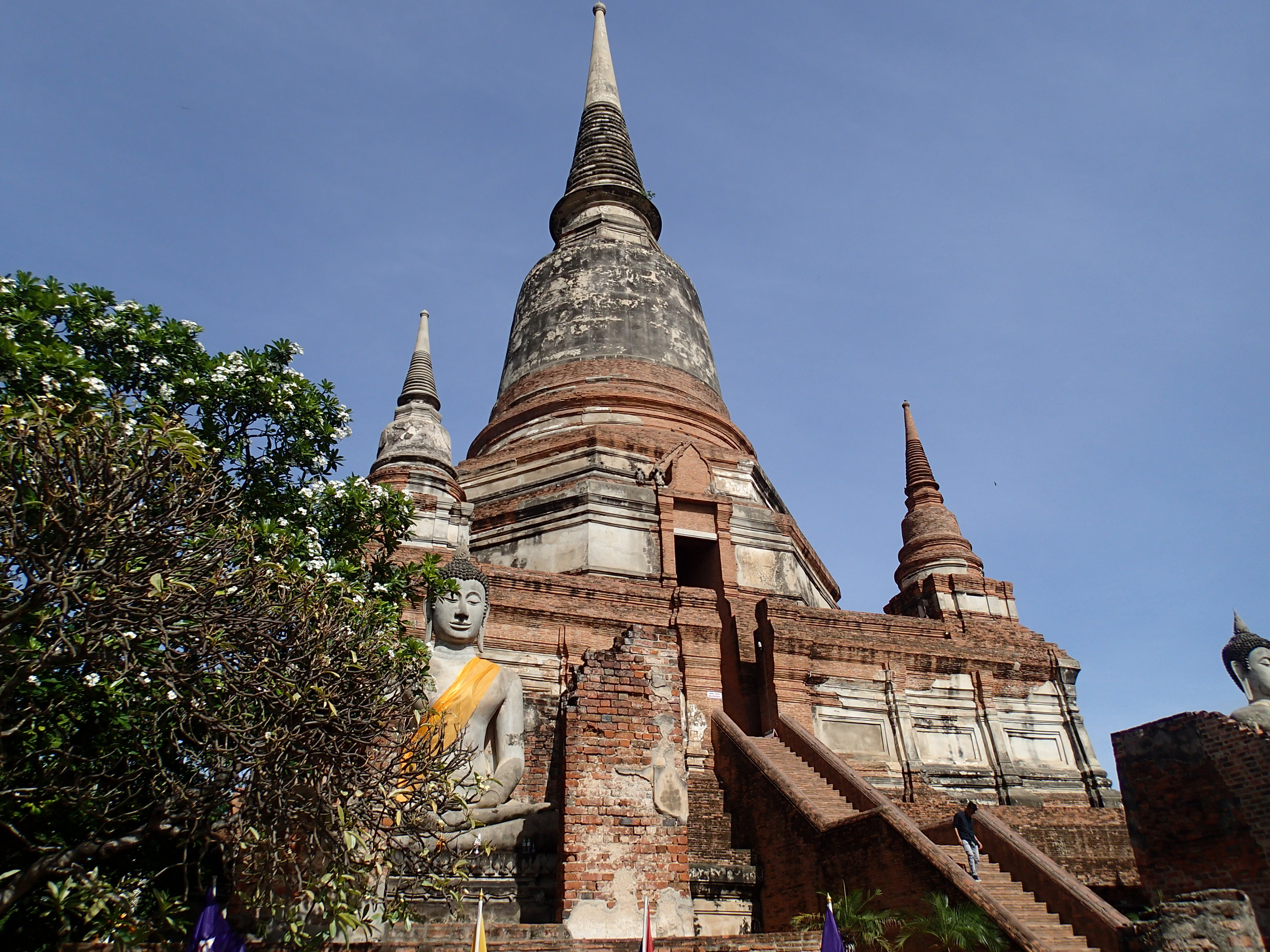 Explore Wat Yai Chaimongkhon