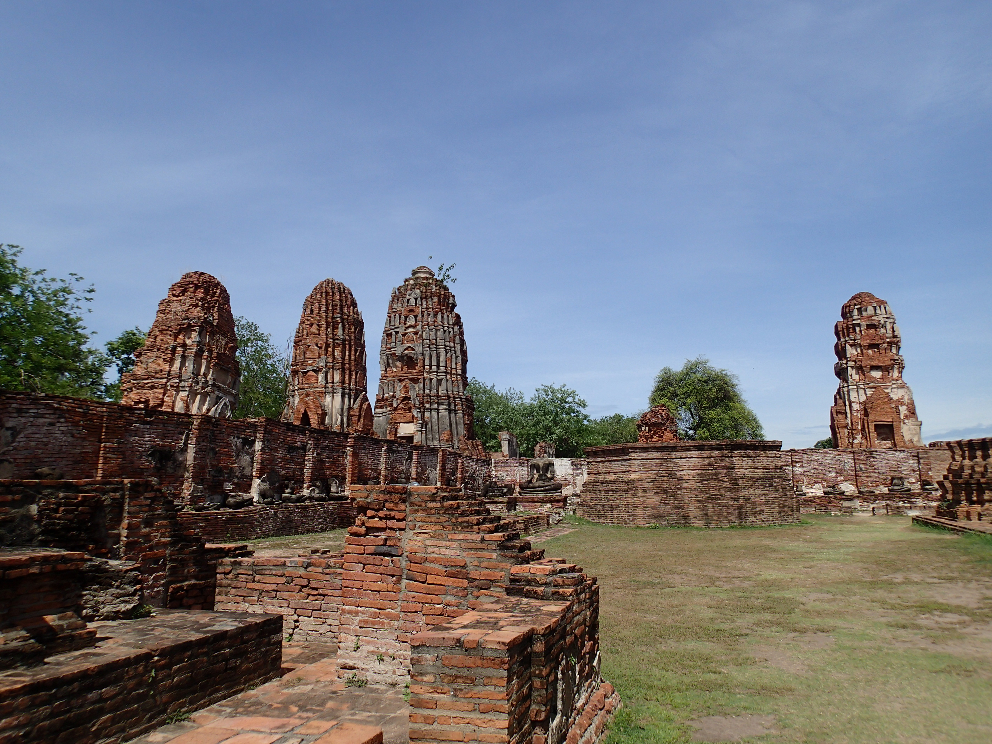 Explore Wat Mahathat