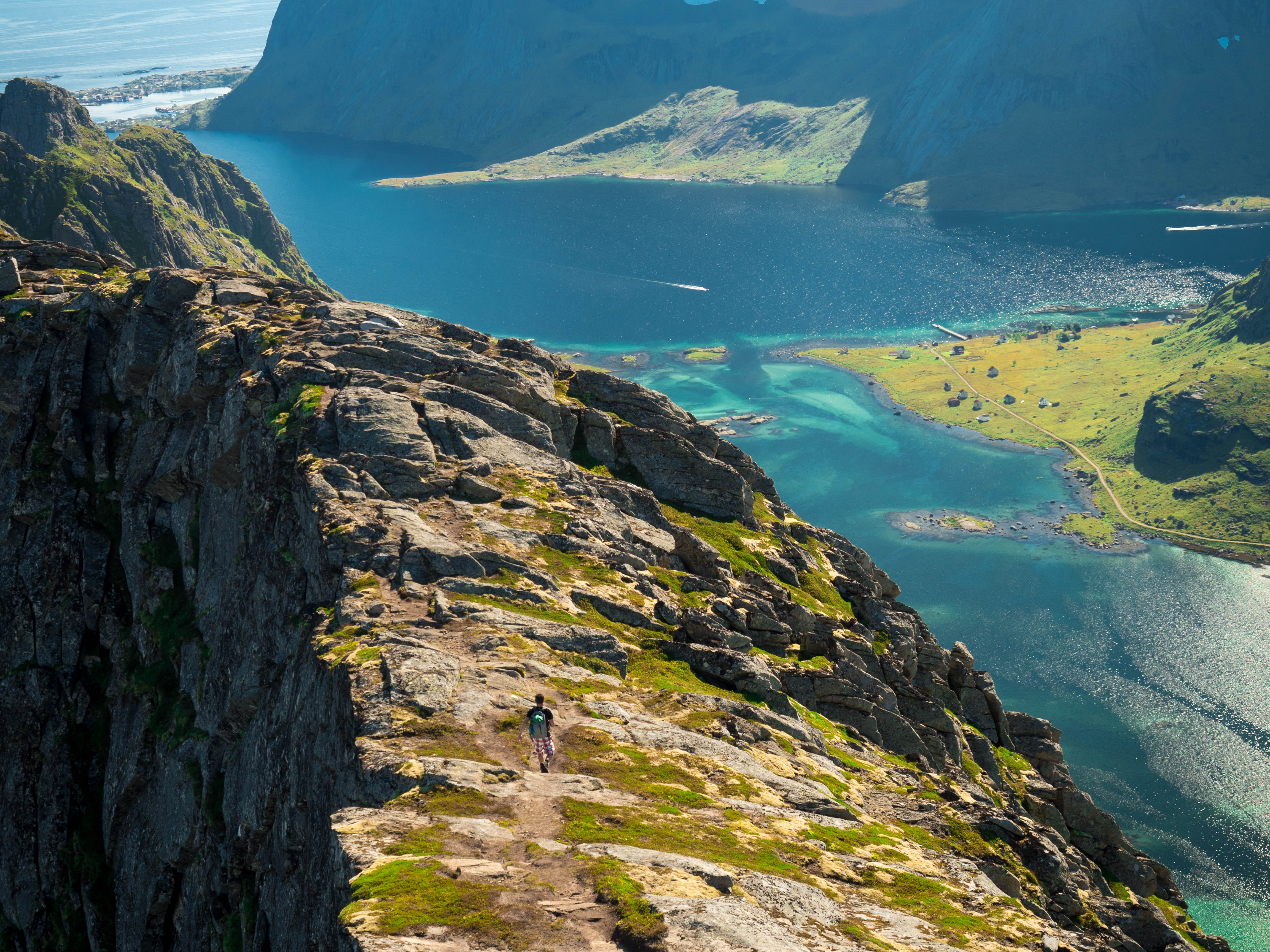 Hike to Helvetestinden