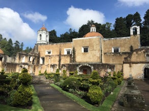 Explore Ex Convento de Los Leones